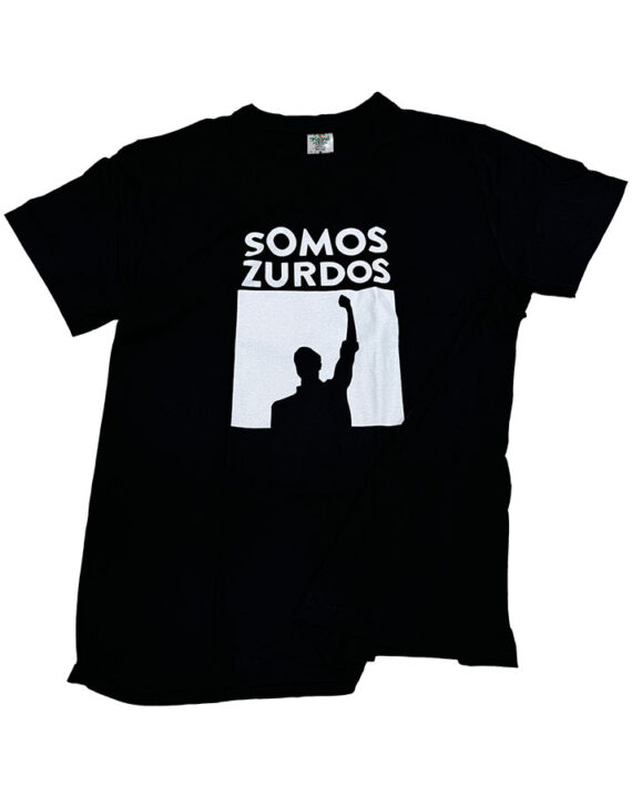 Camiseta Somos Zurdos negra logo blanco