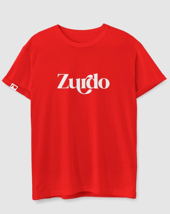 Camiseta color rojo texto "zurdo" en blanco y en la manga impreso