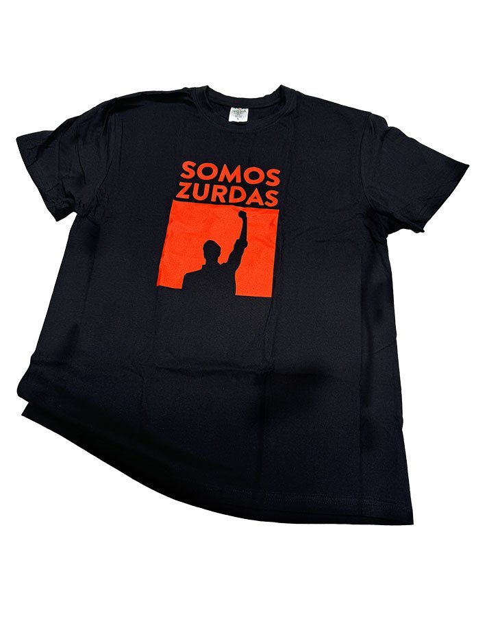 Camiseta We Are Left-Handed, negra con logotipo vermello