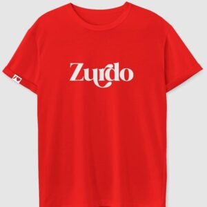 "Ezkertiarra" testua zuriz eta mahukan inprimatuta duen kamiseta gorria